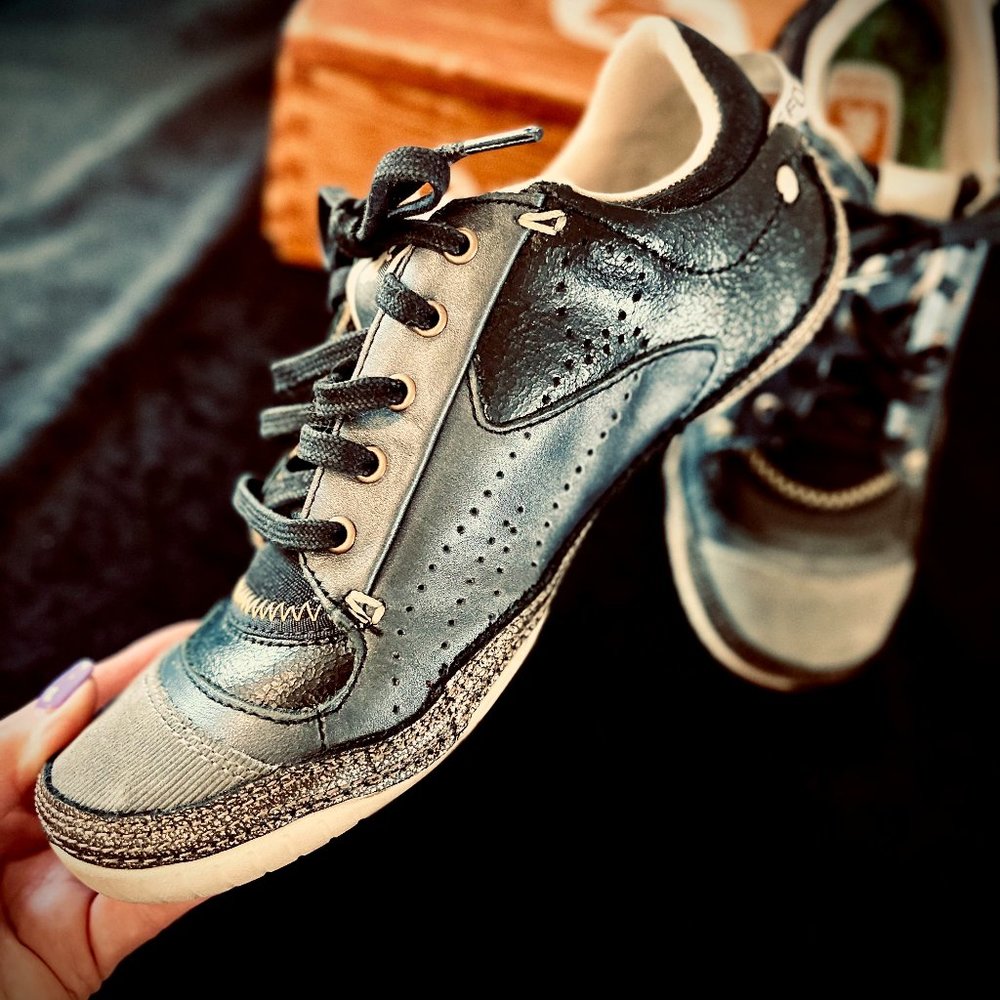 Women's Leather Lace Up Sneakers Boutique By Cushe Color Black/Gold